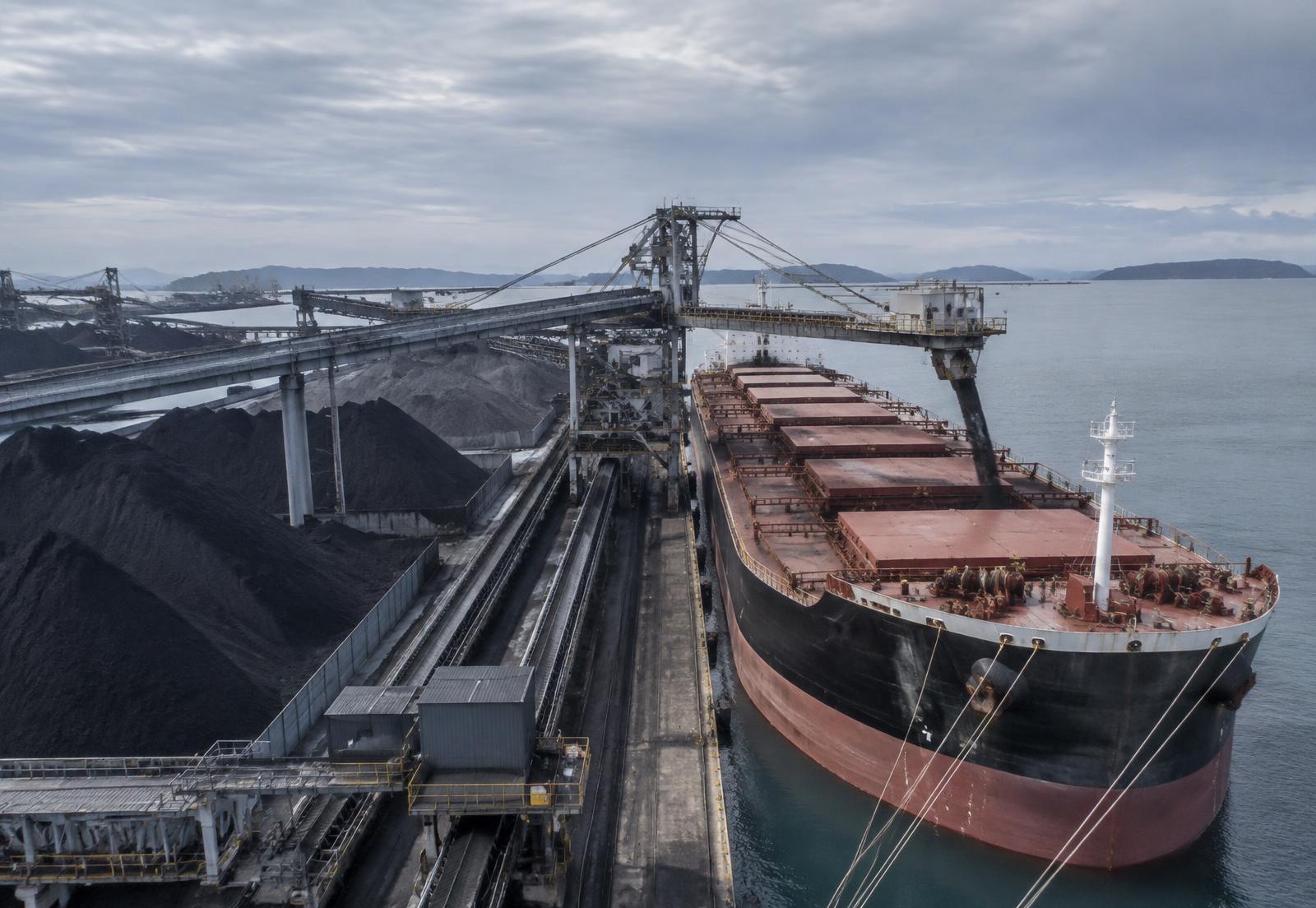 Thermal coal loading operations at a bulk port